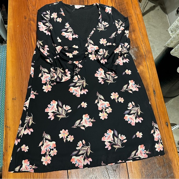 Peach Love California Dress, Black & Floral, Women's Small - Picture 2 of 8